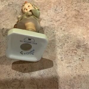 Hummel I brought you a gift